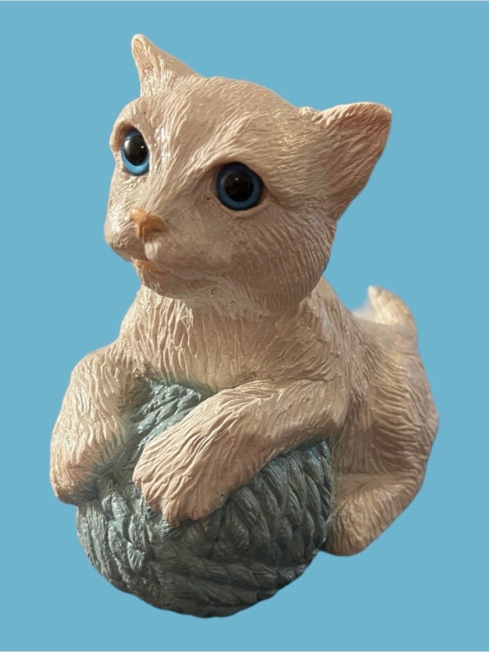 Vtg Universal Statuary Corp Cat Figurine 787 White Kitten Blue Yarn Ball Statue